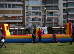 İzmir Tarım Festivali Organizasyonu izmir tarim festivali organizasyonu 29 İzmir Organizasyon İzmir Tarım Festivali organizasyonu ile İzmir'in sevilen noktası Alsancak'ta keyifli bir organizasyona İzmir Organizasyon firması olarak imza attık. Şenlik organizasyonu, festival organizasyonu, doğum günü organizasyonu, açılış organizasyonu ve organizasyon alanında hizmet veren İzmir Organizasyon firmamız, tedarikçi firmanın kendisine ulaşmasıyla birlikte kalabalık bir ekiple unutulmayacak bir gün yaşattı katılımcılara. İzmir Tarım Festivali organizasyonu için İzmir Organizasyon firmamıza ulaşan tedarikçi firma ile organizasyonun içeriği hakkında bir süre görüşmeye devam ettik. Organizasyonda yer vereceğimiz hizmetlerin tamamını detaylandırdık. Palyaço, kostümlü karakterler, çocukların ve yetişkinlerin eğlenceli anlar yaşayacağı şişme oyuncaklar, nostaljik satıcılarla güzel bir günün kapılarını aralamak için planlamalarımızı oluşturarak çalışmalara başladık. Organizasyonun tarihi ve saat aralıkları belirlenmişti. Çekme Basket Kiralama İzmir Festival Organizasyonu