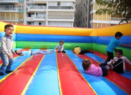 İzmir Tarım Festivali Organizasyonu izmir tarim festivali organizasyonu 30 İzmir Organizasyon İzmir Tarım Festivali organizasyonu ile İzmir'in sevilen noktası Alsancak'ta keyifli bir organizasyona İzmir Organizasyon firması olarak imza attık. Şenlik organizasyonu, festival organizasyonu, doğum günü organizasyonu, açılış organizasyonu ve organizasyon alanında hizmet veren İzmir Organizasyon firmamız, tedarikçi firmanın kendisine ulaşmasıyla birlikte kalabalık bir ekiple unutulmayacak bir gün yaşattı katılımcılara. İzmir Tarım Festivali organizasyonu için İzmir Organizasyon firmamıza ulaşan tedarikçi firma ile organizasyonun içeriği hakkında bir süre görüşmeye devam ettik. Organizasyonda yer vereceğimiz hizmetlerin tamamını detaylandırdık. Palyaço, kostümlü karakterler, çocukların ve yetişkinlerin eğlenceli anlar yaşayacağı şişme oyuncaklar, nostaljik satıcılarla güzel bir günün kapılarını aralamak için planlamalarımızı oluşturarak çalışmalara başladık. Organizasyonun tarihi ve saat aralıkları belirlenmişti. Zıp Zıp Şişme Oyun Parkuru Kiralama İzmir