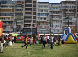 İzmir Tarım Festivali Organizasyonu izmir tarim festivali organizasyonu 32 İzmir Organizasyon İzmir Tarım Festivali organizasyonu ile İzmir'in sevilen noktası Alsancak'ta keyifli bir organizasyona İzmir Organizasyon firması olarak imza attık. Şenlik organizasyonu, festival organizasyonu, doğum günü organizasyonu, açılış organizasyonu ve organizasyon alanında hizmet veren İzmir Organizasyon firmamız, tedarikçi firmanın kendisine ulaşmasıyla birlikte kalabalık bir ekiple unutulmayacak bir gün yaşattı katılımcılara. İzmir Tarım Festivali organizasyonu için İzmir Organizasyon firmamıza ulaşan tedarikçi firma ile organizasyonun içeriği hakkında bir süre görüşmeye devam ettik. Organizasyonda yer vereceğimiz hizmetlerin tamamını detaylandırdık. Palyaço, kostümlü karakterler, çocukların ve yetişkinlerin eğlenceli anlar yaşayacağı şişme oyuncaklar, nostaljik satıcılarla güzel bir günün kapılarını aralamak için planlamalarımızı oluşturarak çalışmalara başladık. Organizasyonun tarihi ve saat aralıkları belirlenmişti. Festival Organizasyonu Şişme Oyuncak Kiralama İzmir