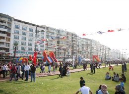 İzmir Tarım Festivali Organizasyonu izmir tarim festivali organizasyonu 35 İzmir Organizasyon İzmir Tarım Festivali organizasyonu ile İzmir'in sevilen noktası Alsancak'ta keyifli bir organizasyona İzmir Organizasyon firması olarak imza attık. Şenlik organizasyonu, festival organizasyonu, doğum günü organizasyonu, açılış organizasyonu ve organizasyon alanında hizmet veren İzmir Organizasyon firmamız, tedarikçi firmanın kendisine ulaşmasıyla birlikte kalabalık bir ekiple unutulmayacak bir gün yaşattı katılımcılara. İzmir Tarım Festivali organizasyonu için İzmir Organizasyon firmamıza ulaşan tedarikçi firma ile organizasyonun içeriği hakkında bir süre görüşmeye devam ettik. Organizasyonda yer vereceğimiz hizmetlerin tamamını detaylandırdık. Palyaço, kostümlü karakterler, çocukların ve yetişkinlerin eğlenceli anlar yaşayacağı şişme oyuncaklar, nostaljik satıcılarla güzel bir günün kapılarını aralamak için planlamalarımızı oluşturarak çalışmalara başladık. Organizasyonun tarihi ve saat aralıkları belirlenmişti. İzmir Festival ve Şenlik Organizasyonu Animasyon Ekibi Kiralama