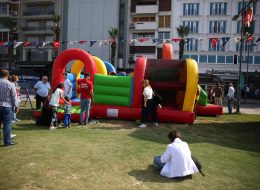 İzmir Tarım Festivali Organizasyonu izmir tarim festivali organizasyonu 4 İzmir Organizasyon İzmir Tarım Festivali organizasyonu ile İzmir'in sevilen noktası Alsancak'ta keyifli bir organizasyona İzmir Organizasyon firması olarak imza attık. Şenlik organizasyonu, festival organizasyonu, doğum günü organizasyonu, açılış organizasyonu ve organizasyon alanında hizmet veren İzmir Organizasyon firmamız, tedarikçi firmanın kendisine ulaşmasıyla birlikte kalabalık bir ekiple unutulmayacak bir gün yaşattı katılımcılara. İzmir Tarım Festivali organizasyonu için İzmir Organizasyon firmamıza ulaşan tedarikçi firma ile organizasyonun içeriği hakkında bir süre görüşmeye devam ettik. Organizasyonda yer vereceğimiz hizmetlerin tamamını detaylandırdık. Palyaço, kostümlü karakterler, çocukların ve yetişkinlerin eğlenceli anlar yaşayacağı şişme oyuncaklar, nostaljik satıcılarla güzel bir günün kapılarını aralamak için planlamalarımızı oluşturarak çalışmalara başladık. Organizasyonun tarihi ve saat aralıkları belirlenmişti. Top Havuzu Şişme Oyun Parkurunda Eğlenceli Anlar