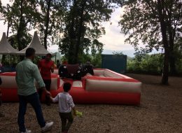 İzmit Tüpraş Piknik Organizasyonu ve Aile Günü Etkinliği izmit tupras piknik organizasyonu ve aile gunu etkinligi 1 İzmir Organizasyon İzmit Tüpraş piknik organizasyonu ve aile günü etkinliği, Tüpraş şirketinin farklı illerde düzenlediği aile günü etkinliklerinin son noktasıydı. Tüpraş şenlik organizasyonu ve aile günü etkinlikleri ilk olarak İzmir'de gerçekleştirildi. Tedarikçi firmanın, İzmir Organizasyon firmamıza ulaşması ile başlayan bu keyifli etkinlikte bizlerde büyük bir zevkle hizmet verdik. İzmir, Batman, Kırıkkale ve son olarak İzmit'te aile günü etkinliğinde kalabalık bir ekiple çalıştık. Tedarikçi firma ile yaptığımız görüşmeler doğrultusunda farklı şehirlerde gerçekleştirilecek organizasyon için içerik belirlenmişti. Bu şehirlerde organizasyonun içeriği aynı kalacak, İzmir Organizasyon firmamızda enerjik ekibi ile yola çıkacaktı. 3 farklı noktada aile günü etkinliğimizi gerçekleştirmiştik ve sırada İzmit Tüpraş piknik organizasyonu ve aile günü etkinliği vardı. Son kez Tüpraş piknik organizasyonu ve aile günü etkinliği için hazırlıklarımıza başlamıştık. Ekipmanlarımız günler öncesinden araçlara yüklenmiş, yola çıkarılmak üzere hazırdı. Rodeo Kiralama İzmit