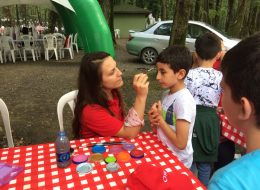 İzmit Tüpraş Piknik Organizasyonu ve Aile Günü Etkinliği izmit tupras piknik organizasyonu ve aile gunu etkinligi 10 İzmir Organizasyon İzmit Tüpraş piknik organizasyonu ve aile günü etkinliği, Tüpraş şirketinin farklı illerde düzenlediği aile günü etkinliklerinin son noktasıydı. Tüpraş şenlik organizasyonu ve aile günü etkinlikleri ilk olarak İzmir'de gerçekleştirildi. Tedarikçi firmanın, İzmir Organizasyon firmamıza ulaşması ile başlayan bu keyifli etkinlikte bizlerde büyük bir zevkle hizmet verdik. İzmir, Batman, Kırıkkale ve son olarak İzmit'te aile günü etkinliğinde kalabalık bir ekiple çalıştık. Tedarikçi firma ile yaptığımız görüşmeler doğrultusunda farklı şehirlerde gerçekleştirilecek organizasyon için içerik belirlenmişti. Bu şehirlerde organizasyonun içeriği aynı kalacak, İzmir Organizasyon firmamızda enerjik ekibi ile yola çıkacaktı. 3 farklı noktada aile günü etkinliğimizi gerçekleştirmiştik ve sırada İzmit Tüpraş piknik organizasyonu ve aile günü etkinliği vardı. Son kez Tüpraş piknik organizasyonu ve aile günü etkinliği için hazırlıklarımıza başlamıştık. Ekipmanlarımız günler öncesinden araçlara yüklenmiş, yola çıkarılmak üzere hazırdı. İzmit Sivil Animatör Kiralama ve Yüz Boyama