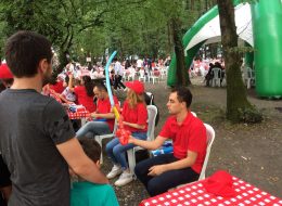 İzmit Tüpraş Piknik Organizasyonu ve Aile Günü Etkinliği izmit tupras piknik organizasyonu ve aile gunu etkinligi 15 İzmir Organizasyon İzmit Tüpraş piknik organizasyonu ve aile günü etkinliği, Tüpraş şirketinin farklı illerde düzenlediği aile günü etkinliklerinin son noktasıydı. Tüpraş şenlik organizasyonu ve aile günü etkinlikleri ilk olarak İzmir'de gerçekleştirildi. Tedarikçi firmanın, İzmir Organizasyon firmamıza ulaşması ile başlayan bu keyifli etkinlikte bizlerde büyük bir zevkle hizmet verdik. İzmir, Batman, Kırıkkale ve son olarak İzmit'te aile günü etkinliğinde kalabalık bir ekiple çalıştık. Tedarikçi firma ile yaptığımız görüşmeler doğrultusunda farklı şehirlerde gerçekleştirilecek organizasyon için içerik belirlenmişti. Bu şehirlerde organizasyonun içeriği aynı kalacak, İzmir Organizasyon firmamızda enerjik ekibi ile yola çıkacaktı. 3 farklı noktada aile günü etkinliğimizi gerçekleştirmiştik ve sırada İzmit Tüpraş piknik organizasyonu ve aile günü etkinliği vardı. Son kez Tüpraş piknik organizasyonu ve aile günü etkinliği için hazırlıklarımıza başlamıştık. Ekipmanlarımız günler öncesinden araçlara yüklenmiş, yola çıkarılmak üzere hazırdı. Piknik Organizasyonu Sivil Animatör Kiralama İzmit