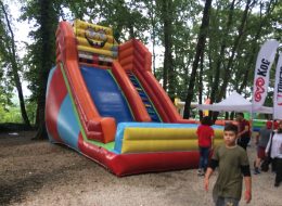 İzmit Tüpraş Piknik Organizasyonu ve Aile Günü Etkinliği izmit tupras piknik organizasyonu ve aile gunu etkinligi 7 İzmir Organizasyon İzmit Tüpraş piknik organizasyonu ve aile günü etkinliği, Tüpraş şirketinin farklı illerde düzenlediği aile günü etkinliklerinin son noktasıydı. Tüpraş şenlik organizasyonu ve aile günü etkinlikleri ilk olarak İzmir'de gerçekleştirildi. Tedarikçi firmanın, İzmir Organizasyon firmamıza ulaşması ile başlayan bu keyifli etkinlikte bizlerde büyük bir zevkle hizmet verdik. İzmir, Batman, Kırıkkale ve son olarak İzmit'te aile günü etkinliğinde kalabalık bir ekiple çalıştık. Tedarikçi firma ile yaptığımız görüşmeler doğrultusunda farklı şehirlerde gerçekleştirilecek organizasyon için içerik belirlenmişti. Bu şehirlerde organizasyonun içeriği aynı kalacak, İzmir Organizasyon firmamızda enerjik ekibi ile yola çıkacaktı. 3 farklı noktada aile günü etkinliğimizi gerçekleştirmiştik ve sırada İzmit Tüpraş piknik organizasyonu ve aile günü etkinliği vardı. Son kez Tüpraş piknik organizasyonu ve aile günü etkinliği için hazırlıklarımıza başlamıştık. Ekipmanlarımız günler öncesinden araçlara yüklenmiş, yola çıkarılmak üzere hazırdı. Sünger Bob Kaydırak Kiralama Aile Günü Etkinlikleri İzmit