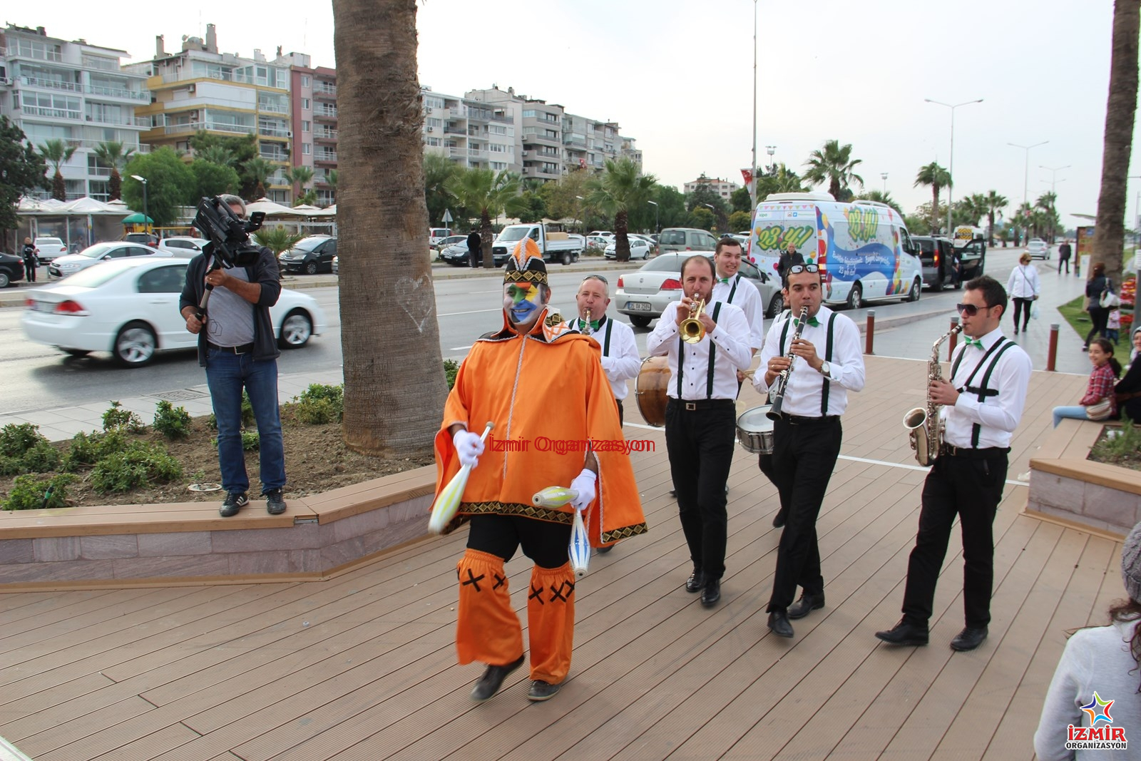 Profesyonel Jonglör Gösterisi Kiralama jonglor cambaz gosterileri 1 İzmir Organizasyon Toplar, labutlar, halkalar ve özel ledli ekipmanlarla yerçekimine meydan okuyan nefes kesici bir jonglör gösterisine hazır olun! Festivallerden doğum günlerine, AVM etkinliklerinden açılışlara kadar her organizasyonda; renkli kostümleri, yüksek el-göz koordinasyonu ve interaktif sahne performansıyla izleyenleri büyüleyen İzmir Organizasyon profesyonel jonglör kiralama hizmeti. İzmir Jonglör Gösterisi ve Bando Takımı Hizmeti