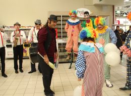 Jonglör & Cambaz Gösterileri jonglor cambaz gosterileri 10 İzmir Organizasyon Jonglör; labut, top, halka ve ateş saçan çubuklar gibi birbirinden farklı nesneleri dengeli bir şekilde havaya atarak çeviren animatörlerdir. Nesnelerin cinsini ya da sayısını arttırarak değişik koreografilerle dans ederek çevresindekilerin dikkatlerini çeker. Cambaz; ip, tek tekerlekli bisiklet, üst üste konulmuş silindirler gibi farklı objelerin üzerinde dengede durmakta ustalaşmış animatörlerdir. Uzun bir tarihi geçmişe sahip olan jonglör ve cambaz gösterileri günümüzde organizasyonların ilgi çekici faktörü olmaya devam etmektedir. İzmir Organizasyon bünyesinde bulunan jonglör ve cambazlar, yeniliklere ayak uydurarak koreografilerine yenilerini katarak kendilerini geliştirmeye ve farklı gösteriler sunmaya devam etmektedirler. Jonglör ve cambaz gösterileri deneyimli ve profesyonel ekip arkadaşlarımız tarafından gerçekleştirilmektedir. Açılış organizasyonu, doğum günü organizasyonu, festival ve şenlik organizasyonları, Ramazan etkinlikleri, sünnet organizasyonu gibi organizasyonların en dikkat çekici gösterilerini düzenlemektedirler. Gerçekleştireceğiniz organizasyonlarda tüm davetlilerinizin ilgisini çekmeyi başaracak jonglör ve cambaz gösterileri ile etkinliklerinizi daha heyecanlı hale getirebilirsiniz. 15 yılı aşkın organizasyon tecrübemizle 'İzmir Organizasyon' olarak kaliteli hizmet ve müşteri memnuniyeti anlayışını prensip edindik. Her geçen gün büyüyen ve gelişen ekibimizle başarılı işlere ve projelere imza attık. Uzman ekibimiz tarafından kaliteli ve sağlığa zararsız ekipmanlarla hizmetinizde olmaya devam edeceğiz. Daha detaylı bilgi almak ayrıca jonglör ve cambaz gösterisi rezervasyonunuzu yaptırmak için bizimle iletişime geçebilirsiniz. Jonglör ve Cambaz Gösterileri Animasyon Servisi