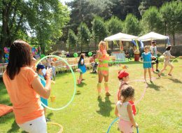 Jonglör & Cambaz Gösterileri jonglor cambaz gosterileri 3 İzmir Organizasyon Jonglör; labut, top, halka ve ateş saçan çubuklar gibi birbirinden farklı nesneleri dengeli bir şekilde havaya atarak çeviren animatörlerdir. Nesnelerin cinsini ya da sayısını arttırarak değişik koreografilerle dans ederek çevresindekilerin dikkatlerini çeker. Cambaz; ip, tek tekerlekli bisiklet, üst üste konulmuş silindirler gibi farklı objelerin üzerinde dengede durmakta ustalaşmış animatörlerdir. Uzun bir tarihi geçmişe sahip olan jonglör ve cambaz gösterileri günümüzde organizasyonların ilgi çekici faktörü olmaya devam etmektedir. İzmir Organizasyon bünyesinde bulunan jonglör ve cambazlar, yeniliklere ayak uydurarak koreografilerine yenilerini katarak kendilerini geliştirmeye ve farklı gösteriler sunmaya devam etmektedirler. Jonglör ve cambaz gösterileri deneyimli ve profesyonel ekip arkadaşlarımız tarafından gerçekleştirilmektedir. Açılış organizasyonu, doğum günü organizasyonu, festival ve şenlik organizasyonları, Ramazan etkinlikleri, sünnet organizasyonu gibi organizasyonların en dikkat çekici gösterilerini düzenlemektedirler. Gerçekleştireceğiniz organizasyonlarda tüm davetlilerinizin ilgisini çekmeyi başaracak jonglör ve cambaz gösterileri ile etkinliklerinizi daha heyecanlı hale getirebilirsiniz. 15 yılı aşkın organizasyon tecrübemizle 'İzmir Organizasyon' olarak kaliteli hizmet ve müşteri memnuniyeti anlayışını prensip edindik. Her geçen gün büyüyen ve gelişen ekibimizle başarılı işlere ve projelere imza attık. Uzman ekibimiz tarafından kaliteli ve sağlığa zararsız ekipmanlarla hizmetinizde olmaya devam edeceğiz. Daha detaylı bilgi almak ayrıca jonglör ve cambaz gösterisi rezervasyonunuzu yaptırmak için bizimle iletişime geçebilirsiniz. İzmir Jonglör Gösterileri Çadır ve Gölgelik Kiralama