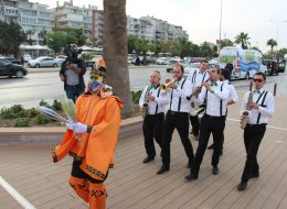Jonglör & Cambaz Gösterileri jonglor cambaz gosterileri 4 İzmir Organizasyon Jonglör; labut, top, halka ve ateş saçan çubuklar gibi birbirinden farklı nesneleri dengeli bir şekilde havaya atarak çeviren animatörlerdir. Nesnelerin cinsini ya da sayısını arttırarak değişik koreografilerle dans ederek çevresindekilerin dikkatlerini çeker. Cambaz; ip, tek tekerlekli bisiklet, üst üste konulmuş silindirler gibi farklı objelerin üzerinde dengede durmakta ustalaşmış animatörlerdir. Uzun bir tarihi geçmişe sahip olan jonglör ve cambaz gösterileri günümüzde organizasyonların ilgi çekici faktörü olmaya devam etmektedir. İzmir Organizasyon bünyesinde bulunan jonglör ve cambazlar, yeniliklere ayak uydurarak koreografilerine yenilerini katarak kendilerini geliştirmeye ve farklı gösteriler sunmaya devam etmektedirler. Jonglör ve cambaz gösterileri deneyimli ve profesyonel ekip arkadaşlarımız tarafından gerçekleştirilmektedir. Açılış organizasyonu, doğum günü organizasyonu, festival ve şenlik organizasyonları, Ramazan etkinlikleri, sünnet organizasyonu gibi organizasyonların en dikkat çekici gösterilerini düzenlemektedirler. Gerçekleştireceğiniz organizasyonlarda tüm davetlilerinizin ilgisini çekmeyi başaracak jonglör ve cambaz gösterileri ile etkinliklerinizi daha heyecanlı hale getirebilirsiniz. 15 yılı aşkın organizasyon tecrübemizle 'İzmir Organizasyon' olarak kaliteli hizmet ve müşteri memnuniyeti anlayışını prensip edindik. Her geçen gün büyüyen ve gelişen ekibimizle başarılı işlere ve projelere imza attık. Uzman ekibimiz tarafından kaliteli ve sağlığa zararsız ekipmanlarla hizmetinizde olmaya devam edeceğiz. Daha detaylı bilgi almak ayrıca jonglör ve cambaz gösterisi rezervasyonunuzu yaptırmak için bizimle iletişime geçebilirsiniz. Jonglör ve Cambaz Gösterileri Varyete Grubu Kiralama