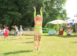 Jonglör & Cambaz Gösterileri jonglor cambaz gosterileri 5 İzmir Organizasyon Jonglör; labut, top, halka ve ateş saçan çubuklar gibi birbirinden farklı nesneleri dengeli bir şekilde havaya atarak çeviren animatörlerdir. Nesnelerin cinsini ya da sayısını arttırarak değişik koreografilerle dans ederek çevresindekilerin dikkatlerini çeker. Cambaz; ip, tek tekerlekli bisiklet, üst üste konulmuş silindirler gibi farklı objelerin üzerinde dengede durmakta ustalaşmış animatörlerdir. Uzun bir tarihi geçmişe sahip olan jonglör ve cambaz gösterileri günümüzde organizasyonların ilgi çekici faktörü olmaya devam etmektedir. İzmir Organizasyon bünyesinde bulunan jonglör ve cambazlar, yeniliklere ayak uydurarak koreografilerine yenilerini katarak kendilerini geliştirmeye ve farklı gösteriler sunmaya devam etmektedirler. Jonglör ve cambaz gösterileri deneyimli ve profesyonel ekip arkadaşlarımız tarafından gerçekleştirilmektedir. Açılış organizasyonu, doğum günü organizasyonu, festival ve şenlik organizasyonları, Ramazan etkinlikleri, sünnet organizasyonu gibi organizasyonların en dikkat çekici gösterilerini düzenlemektedirler. Gerçekleştireceğiniz organizasyonlarda tüm davetlilerinizin ilgisini çekmeyi başaracak jonglör ve cambaz gösterileri ile etkinliklerinizi daha heyecanlı hale getirebilirsiniz. 15 yılı aşkın organizasyon tecrübemizle 'İzmir Organizasyon' olarak kaliteli hizmet ve müşteri memnuniyeti anlayışını prensip edindik. Her geçen gün büyüyen ve gelişen ekibimizle başarılı işlere ve projelere imza attık. Uzman ekibimiz tarafından kaliteli ve sağlığa zararsız ekipmanlarla hizmetinizde olmaya devam edeceğiz. Daha detaylı bilgi almak ayrıca jonglör ve cambaz gösterisi rezervasyonunuzu yaptırmak için bizimle iletişime geçebilirsiniz. Jonglör Etkinlikleri Hulahop Gösterisi