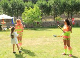 Jonglör & Cambaz Gösterileri jonglor cambaz gosterileri 8 İzmir Organizasyon Jonglör; labut, top, halka ve ateş saçan çubuklar gibi birbirinden farklı nesneleri dengeli bir şekilde havaya atarak çeviren animatörlerdir. Nesnelerin cinsini ya da sayısını arttırarak değişik koreografilerle dans ederek çevresindekilerin dikkatlerini çeker. Cambaz; ip, tek tekerlekli bisiklet, üst üste konulmuş silindirler gibi farklı objelerin üzerinde dengede durmakta ustalaşmış animatörlerdir. Uzun bir tarihi geçmişe sahip olan jonglör ve cambaz gösterileri günümüzde organizasyonların ilgi çekici faktörü olmaya devam etmektedir. İzmir Organizasyon bünyesinde bulunan jonglör ve cambazlar, yeniliklere ayak uydurarak koreografilerine yenilerini katarak kendilerini geliştirmeye ve farklı gösteriler sunmaya devam etmektedirler. Jonglör ve cambaz gösterileri deneyimli ve profesyonel ekip arkadaşlarımız tarafından gerçekleştirilmektedir. Açılış organizasyonu, doğum günü organizasyonu, festival ve şenlik organizasyonları, Ramazan etkinlikleri, sünnet organizasyonu gibi organizasyonların en dikkat çekici gösterilerini düzenlemektedirler. Gerçekleştireceğiniz organizasyonlarda tüm davetlilerinizin ilgisini çekmeyi başaracak jonglör ve cambaz gösterileri ile etkinliklerinizi daha heyecanlı hale getirebilirsiniz. 15 yılı aşkın organizasyon tecrübemizle 'İzmir Organizasyon' olarak kaliteli hizmet ve müşteri memnuniyeti anlayışını prensip edindik. Her geçen gün büyüyen ve gelişen ekibimizle başarılı işlere ve projelere imza attık. Uzman ekibimiz tarafından kaliteli ve sağlığa zararsız ekipmanlarla hizmetinizde olmaya devam edeceğiz. Daha detaylı bilgi almak ayrıca jonglör ve cambaz gösterisi rezervasyonunuzu yaptırmak için bizimle iletişime geçebilirsiniz. İzmir Jonglör ve Cambaz Gösterileri