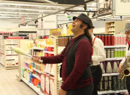 Jonglör & Cambaz Gösterileri jonglor cambaz gosterileri 9 İzmir Organizasyon Jonglör; labut, top, halka ve ateş saçan çubuklar gibi birbirinden farklı nesneleri dengeli bir şekilde havaya atarak çeviren animatörlerdir. Nesnelerin cinsini ya da sayısını arttırarak değişik koreografilerle dans ederek çevresindekilerin dikkatlerini çeker. Cambaz; ip, tek tekerlekli bisiklet, üst üste konulmuş silindirler gibi farklı objelerin üzerinde dengede durmakta ustalaşmış animatörlerdir. Uzun bir tarihi geçmişe sahip olan jonglör ve cambaz gösterileri günümüzde organizasyonların ilgi çekici faktörü olmaya devam etmektedir. İzmir Organizasyon bünyesinde bulunan jonglör ve cambazlar, yeniliklere ayak uydurarak koreografilerine yenilerini katarak kendilerini geliştirmeye ve farklı gösteriler sunmaya devam etmektedirler. Jonglör ve cambaz gösterileri deneyimli ve profesyonel ekip arkadaşlarımız tarafından gerçekleştirilmektedir. Açılış organizasyonu, doğum günü organizasyonu, festival ve şenlik organizasyonları, Ramazan etkinlikleri, sünnet organizasyonu gibi organizasyonların en dikkat çekici gösterilerini düzenlemektedirler. Gerçekleştireceğiniz organizasyonlarda tüm davetlilerinizin ilgisini çekmeyi başaracak jonglör ve cambaz gösterileri ile etkinliklerinizi daha heyecanlı hale getirebilirsiniz. 15 yılı aşkın organizasyon tecrübemizle 'İzmir Organizasyon' olarak kaliteli hizmet ve müşteri memnuniyeti anlayışını prensip edindik. Her geçen gün büyüyen ve gelişen ekibimizle başarılı işlere ve projelere imza attık. Uzman ekibimiz tarafından kaliteli ve sağlığa zararsız ekipmanlarla hizmetinizde olmaya devam edeceğiz. Daha detaylı bilgi almak ayrıca jonglör ve cambaz gösterisi rezervasyonunuzu yaptırmak için bizimle iletişime geçebilirsiniz. Avm Etkinlikleri Jonglör Gösterisi