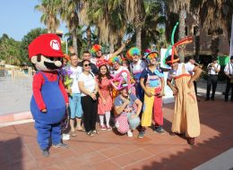 JTI Aile Günü Organizasyonu AquaFantasy 2017 jti aile gunu organizasyonu aquafantasy 2017 1 İzmir Organizasyon JTI aile günü organizasyonu ile JTI firması, çalışanları için her yıl motivasyon artırıcı bazı etkinlikler gerçekleştiriyor. Ayrıca bu etkinliklere çalışanların ailelerini de dahil ederek, şirket çalışanlarının birbirleriyle ve aileleriyle tanışmasını, iç içe olmasını sağlıyor. Her yıl olduğu gibi bu yıl da, partner organizasyon firmamız ile birlikte JTI aile günü organizasyonu ve şirket piknik etkinliklerini İzmir Organizasyon firması olarak bizler planladık. Animasyon hizmetlerinden müzik hizmetlerine, dans gösterilerinden oyuncaklara, sahne gösterilerinden eğitici atölye çalışmalarına kadar bir sürü etkinlik gerçekleştirdik. Keyifli ve bir o kadar da eğlenceli geçen JTI Aile Günü Organizasyonu Aquafantasy 2017 ile ilgili detaylar için haberimizin devamını okuyabilirsiniz. JTI Aile Günü Organizasyonu Animasyon Gösterisi İzmir Organizasyon