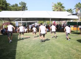 JTI Aile Günü Organizasyonu AquaFantasy 2017 jti aile gunu organizasyonu aquafantasy 2017 11 İzmir Organizasyon JTI aile günü organizasyonu ile JTI firması, çalışanları için her yıl motivasyon artırıcı bazı etkinlikler gerçekleştiriyor. Ayrıca bu etkinliklere çalışanların ailelerini de dahil ederek, şirket çalışanlarının birbirleriyle ve aileleriyle tanışmasını, iç içe olmasını sağlıyor. Her yıl olduğu gibi bu yıl da, partner organizasyon firmamız ile birlikte JTI aile günü organizasyonu ve şirket piknik etkinliklerini İzmir Organizasyon firması olarak bizler planladık. Animasyon hizmetlerinden müzik hizmetlerine, dans gösterilerinden oyuncaklara, sahne gösterilerinden eğitici atölye çalışmalarına kadar bir sürü etkinlik gerçekleştirdik. Keyifli ve bir o kadar da eğlenceli geçen JTI Aile Günü Organizasyonu Aquafantasy 2017 ile ilgili detaylar için haberimizin devamını okuyabilirsiniz. Hip Hop Dans Grubu Gösterisi İzmir