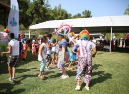 JTI Aile Günü Organizasyonu AquaFantasy 2017 jti aile gunu organizasyonu aquafantasy 2017 12 İzmir Organizasyon JTI aile günü organizasyonu ile JTI firması, çalışanları için her yıl motivasyon artırıcı bazı etkinlikler gerçekleştiriyor. Ayrıca bu etkinliklere çalışanların ailelerini de dahil ederek, şirket çalışanlarının birbirleriyle ve aileleriyle tanışmasını, iç içe olmasını sağlıyor. Her yıl olduğu gibi bu yıl da, partner organizasyon firmamız ile birlikte JTI aile günü organizasyonu ve şirket piknik etkinliklerini İzmir Organizasyon firması olarak bizler planladık. Animasyon hizmetlerinden müzik hizmetlerine, dans gösterilerinden oyuncaklara, sahne gösterilerinden eğitici atölye çalışmalarına kadar bir sürü etkinlik gerçekleştirdik. Keyifli ve bir o kadar da eğlenceli geçen JTI Aile Günü Organizasyonu Aquafantasy 2017 ile ilgili detaylar için haberimizin devamını okuyabilirsiniz. Piknik Organizasyonu Animasyon Ekibi Kiralama İzmir