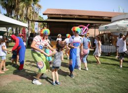 JTI Aile Günü Organizasyonu AquaFantasy 2017 jti aile gunu organizasyonu aquafantasy 2017 13 İzmir Organizasyon JTI aile günü organizasyonu ile JTI firması, çalışanları için her yıl motivasyon artırıcı bazı etkinlikler gerçekleştiriyor. Ayrıca bu etkinliklere çalışanların ailelerini de dahil ederek, şirket çalışanlarının birbirleriyle ve aileleriyle tanışmasını, iç içe olmasını sağlıyor. Her yıl olduğu gibi bu yıl da, partner organizasyon firmamız ile birlikte JTI aile günü organizasyonu ve şirket piknik etkinliklerini İzmir Organizasyon firması olarak bizler planladık. Animasyon hizmetlerinden müzik hizmetlerine, dans gösterilerinden oyuncaklara, sahne gösterilerinden eğitici atölye çalışmalarına kadar bir sürü etkinlik gerçekleştirdik. Keyifli ve bir o kadar da eğlenceli geçen JTI Aile Günü Organizasyonu Aquafantasy 2017 ile ilgili detaylar için haberimizin devamını okuyabilirsiniz. Sosis Balon Balon Katlama İzmir