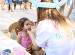 JTI Aile Günü Organizasyonu AquaFantasy 2017 jti aile gunu organizasyonu aquafantasy 2017 17 İzmir Organizasyon JTI aile günü organizasyonu ile JTI firması, çalışanları için her yıl motivasyon artırıcı bazı etkinlikler gerçekleştiriyor. Ayrıca bu etkinliklere çalışanların ailelerini de dahil ederek, şirket çalışanlarının birbirleriyle ve aileleriyle tanışmasını, iç içe olmasını sağlıyor. Her yıl olduğu gibi bu yıl da, partner organizasyon firmamız ile birlikte JTI aile günü organizasyonu ve şirket piknik etkinliklerini İzmir Organizasyon firması olarak bizler planladık. Animasyon hizmetlerinden müzik hizmetlerine, dans gösterilerinden oyuncaklara, sahne gösterilerinden eğitici atölye çalışmalarına kadar bir sürü etkinlik gerçekleştirdik. Keyifli ve bir o kadar da eğlenceli geçen JTI Aile Günü Organizasyonu Aquafantasy 2017 ile ilgili detaylar için haberimizin devamını okuyabilirsiniz. İzmir Yüz Boyama