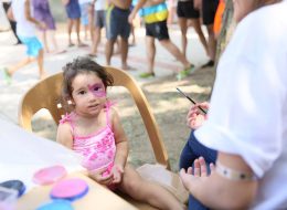 JTI Aile Günü Organizasyonu AquaFantasy 2017 jti aile gunu organizasyonu aquafantasy 2017 18 İzmir Organizasyon JTI aile günü organizasyonu ile JTI firması, çalışanları için her yıl motivasyon artırıcı bazı etkinlikler gerçekleştiriyor. Ayrıca bu etkinliklere çalışanların ailelerini de dahil ederek, şirket çalışanlarının birbirleriyle ve aileleriyle tanışmasını, iç içe olmasını sağlıyor. Her yıl olduğu gibi bu yıl da, partner organizasyon firmamız ile birlikte JTI aile günü organizasyonu ve şirket piknik etkinliklerini İzmir Organizasyon firması olarak bizler planladık. Animasyon hizmetlerinden müzik hizmetlerine, dans gösterilerinden oyuncaklara, sahne gösterilerinden eğitici atölye çalışmalarına kadar bir sürü etkinlik gerçekleştirdik. Keyifli ve bir o kadar da eğlenceli geçen JTI Aile Günü Organizasyonu Aquafantasy 2017 ile ilgili detaylar için haberimizin devamını okuyabilirsiniz. Aile Günü Etkinlikleri Yüz Boyama