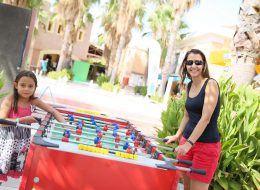 JTI Aile Günü Organizasyonu AquaFantasy 2017 jti aile gunu organizasyonu aquafantasy 2017 22 İzmir Organizasyon JTI aile günü organizasyonu ile JTI firması, çalışanları için her yıl motivasyon artırıcı bazı etkinlikler gerçekleştiriyor. Ayrıca bu etkinliklere çalışanların ailelerini de dahil ederek, şirket çalışanlarının birbirleriyle ve aileleriyle tanışmasını, iç içe olmasını sağlıyor. Her yıl olduğu gibi bu yıl da, partner organizasyon firmamız ile birlikte JTI aile günü organizasyonu ve şirket piknik etkinliklerini İzmir Organizasyon firması olarak bizler planladık. Animasyon hizmetlerinden müzik hizmetlerine, dans gösterilerinden oyuncaklara, sahne gösterilerinden eğitici atölye çalışmalarına kadar bir sürü etkinlik gerçekleştirdik. Keyifli ve bir o kadar da eğlenceli geçen JTI Aile Günü Organizasyonu Aquafantasy 2017 ile ilgili detaylar için haberimizin devamını okuyabilirsiniz. Mega Langırt Kiralama İzmir Organizasyon