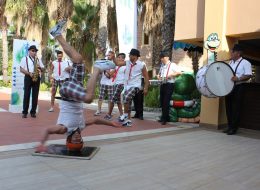 JTI Aile Günü Organizasyonu AquaFantasy 2017 jti aile gunu organizasyonu aquafantasy 2017 İzmir Organizasyon JTI aile günü organizasyonu ile JTI firması, çalışanları için her yıl motivasyon artırıcı bazı etkinlikler gerçekleştiriyor. Ayrıca bu etkinliklere çalışanların ailelerini de dahil ederek, şirket çalışanlarının birbirleriyle ve aileleriyle tanışmasını, iç içe olmasını sağlıyor. Her yıl olduğu gibi bu yıl da, partner organizasyon firmamız ile birlikte JTI aile günü organizasyonu ve şirket piknik etkinliklerini İzmir Organizasyon firması olarak bizler planladık. Animasyon hizmetlerinden müzik hizmetlerine, dans gösterilerinden oyuncaklara, sahne gösterilerinden eğitici atölye çalışmalarına kadar bir sürü etkinlik gerçekleştirdik. Keyifli ve bir o kadar da eğlenceli geçen JTI Aile Günü Organizasyonu Aquafantasy 2017 ile ilgili detaylar için haberimizin devamını okuyabilirsiniz. JTI Aile Günü Organizasyonu Dans Gösterisi ve Dansçı Temini İzmir Organizasyon