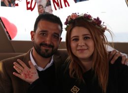 Kafe Başlangıçlı VIP Transfer İle Teknede Evlilik Teklifi Organizasyonu Paketi kafe baslangicli vip arac ileteknede evlilik teklifi organizasyonu 6 İzmir Organizasyon Kafe Başlangıçlı VIP Transfer İle Teknede Evlilik Teklifi Organizasyonu Paketi; İzmir’in Bostanlı semtinde doğmuş olan bir evlilik teklifi paketimizdir. Bostanlı İskelesi’nde anlaşmalı olduğumuz, önceden belirlediğimiz bir kafede otururken, Bostanlı’da bulunan Mutluluk Teknemiz, ekibimiz tarafından titizlikle romantik detaylarla süslenmiş olarak yola çıkıyor. Siz eş adayınızla sıradan bir gün gibi kafede vakit geçirirken, teknemiz önünüzden geçiyor. “Benimle Evlenir Misin” yazılı dev pankart ve size özel bir müzikle birlikte. Bostanlı İskelesi’ndeki herkes şaşkın gözlerle sürprizin kim için yapıldığını merak edip, izliyorlar. Tabi ki sevdiğiniz kişi de öyle… Anons anına kadar sürprizinizden haberi olmuyor. Tekne ikinci kez geçtiğinde , ekibimiz tekneden isimlerinizi anons ediyor ve sizi tekneye davet ediyor. Tekneye de hemen yürüyerek gelmek yok. İsteğinize göre VIP aracımız sizi kafenin çıkış kapısında karşılayıp teknenin kırmızı halısına kadar eşlik ediyor. Kırmızı halı ve yer volkanları eşliğinde ve tabi ki Bostanlı seyircisinin alkışlarıyla tekneye bindiriliyorsunuz. Size özel süslenmiş aşk teknesinde şampanyanız, dört çeşit zengin atıştırmalıklarınız, uçan balonlarınız ve müziğinizle 1 saatlik bir Körfez turuna çıkarılıyorsunuz. Fotoğrafçımız ve profesyonel kameramanımız da size eşlik ediyor. Romantik Evlenme Teklifi Organizasyonu