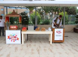 Kağıt Helvacı kagit helvaci 1 İzmir Organizasyon Kağıt helvacı çocukluğumuzun en özel en güzel satıcılarındandır. Sokak başında duyduğumuzda o enerjik sesini kağıt helvacının, geçmişi yaşamayanlar için bile bir özlem duygusu seyreder, tebessüm ettirir bizlere. Yeşilçam aşklarından, mutlu çocukların oyunlarına, lunapark eğlencelerinden sokak muhabbetlerine kadar uzunca bir yolculuğa çıkarıverir bizleri. Kağıt helva arasındaki o eşsiz bal tahin tadı umutlarımız, anılarımız ve yaşanılacak güzel şeylerin habercisi gibidir. Doğum günü organizasyonu, piknik organizasyonu, aile günü etkinlikleri, festival ve şenlik organizasyonu, Ramazan eğlencelerine, kutlamalar ve partilere renk katalım derseniz, 'kağıt helvacımız' etkinliklerinize konuk olsun. Mutluluk aşılasın davetlilerinize ve sizlere. Yanında 'Maraş dondurmacımız' eşlik etsin, ayrılmaz ikili olsunlar deriz bizler. 'İzmir Organizasyon' olarak bizler biliyoruz ki, geçmişten gelen kültürümüz organizasyonlarımızın baş tacı. Farklı tatlarda, farklı konseptler de partiler ve etkinliklere bolca yer verdiğimiz organizasyon dünyasına kağıt helvacımızı da dahil ederek güzel anılar ve mutlu zamanlar sunuyoruz. Kağıt Helva Standı Kiralama İzmir