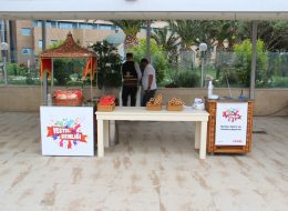 Kağıt Helvacı kagit helvaci 2 İzmir Organizasyon Kağıt helvacı çocukluğumuzun en özel en güzel satıcılarındandır. Sokak başında duyduğumuzda o enerjik sesini kağıt helvacının, geçmişi yaşamayanlar için bile bir özlem duygusu seyreder, tebessüm ettirir bizlere. Yeşilçam aşklarından, mutlu çocukların oyunlarına, lunapark eğlencelerinden sokak muhabbetlerine kadar uzunca bir yolculuğa çıkarıverir bizleri. Kağıt helva arasındaki o eşsiz bal tahin tadı umutlarımız, anılarımız ve yaşanılacak güzel şeylerin habercisi gibidir. Doğum günü organizasyonu, piknik organizasyonu, aile günü etkinlikleri, festival ve şenlik organizasyonu, Ramazan eğlencelerine, kutlamalar ve partilere renk katalım derseniz, 'kağıt helvacımız' etkinliklerinize konuk olsun. Mutluluk aşılasın davetlilerinize ve sizlere. Yanında 'Maraş dondurmacımız' eşlik etsin, ayrılmaz ikili olsunlar deriz bizler. 'İzmir Organizasyon' olarak bizler biliyoruz ki, geçmişten gelen kültürümüz organizasyonlarımızın baş tacı. Farklı tatlarda, farklı konseptler de partiler ve etkinliklere bolca yer verdiğimiz organizasyon dünyasına kağıt helvacımızı da dahil ederek güzel anılar ve mutlu zamanlar sunuyoruz. Maraş Dondurmacısı ve Kağıt Helvacı Kiralama İzmir