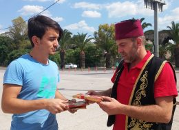 Kağıt Helvacı kagit helvaci İzmir Organizasyon Kağıt helvacı çocukluğumuzun en özel en güzel satıcılarındandır. Sokak başında duyduğumuzda o enerjik sesini kağıt helvacının, geçmişi yaşamayanlar için bile bir özlem duygusu seyreder, tebessüm ettirir bizlere. Yeşilçam aşklarından, mutlu çocukların oyunlarına, lunapark eğlencelerinden sokak muhabbetlerine kadar uzunca bir yolculuğa çıkarıverir bizleri. Kağıt helva arasındaki o eşsiz bal tahin tadı umutlarımız, anılarımız ve yaşanılacak güzel şeylerin habercisi gibidir. Doğum günü organizasyonu, piknik organizasyonu, aile günü etkinlikleri, festival ve şenlik organizasyonu, Ramazan eğlencelerine, kutlamalar ve partilere renk katalım derseniz, 'kağıt helvacımız' etkinliklerinize konuk olsun. Mutluluk aşılasın davetlilerinize ve sizlere. Yanında 'Maraş dondurmacımız' eşlik etsin, ayrılmaz ikili olsunlar deriz bizler. 'İzmir Organizasyon' olarak bizler biliyoruz ki, geçmişten gelen kültürümüz organizasyonlarımızın baş tacı. Farklı tatlarda, farklı konseptler de partiler ve etkinliklere bolca yer verdiğimiz organizasyon dünyasına kağıt helvacımızı da dahil ederek güzel anılar ve mutlu zamanlar sunuyoruz. İzmir Kağıt Helvacı Kiralama