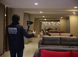 Video Çekimi & Kameraman Temini kamera cekimi kameraman temini 11 İzmir Organizasyon Kameraman temini ile açılış organizasyonu, bayi toplantısı organizasyonu, festival ve şenlik organizasyonları, personel geceleri, piknik organizasyonu, temel atma töreni organizasyonu, kongre, toplantı, kuruluş, yıl dönümü organizasyonu, düğün organizasyonu, sünnet organizasyonu, bayram, yılbaşı ve özel gecelerde yaşanan o kıymetli anları video çekimleriyle kaydederek bu anları ölümsüzleştiriyoruz. Özel günlerinizin en keyifli şekilde yaşanması kadar, o anların belgelenmesi de önemlidir. Ayrıca çekilen bu görüntülerin sosyal medyada paylaşılması firmanızın reklam çalışmaları açısından fazlasıyla önem arz eder. İzmir Organizasyon video kamera çekimi konusunda deneyimli ve profesyonel bir ekibe ve ekipmanlara sahiptir. Organizasyona bağlı olarak çekimi yapacak kişi sayısı ve ayrıca o işi en iyi yansıtacak ekipmanlar da değişkenlik gösterir. Video çekiminde kullandığımız ekipmanlar için piknikorganizasyonu.com.tr adresli web sitemizi ziyaret edebilir kameraman kiralama hizmeti için İzmir Organizasyon müşteri temsilcimize ulaşabilirsiniz. Video Çekimi İzmir