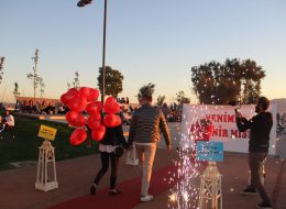 Video Çekimi & Kameraman Temini kamera cekimi kameraman temini 20 İzmir Organizasyon Kameraman temini ile açılış organizasyonu, bayi toplantısı organizasyonu, festival ve şenlik organizasyonları, personel geceleri, piknik organizasyonu, temel atma töreni organizasyonu, kongre, toplantı, kuruluş, yıl dönümü organizasyonu, düğün organizasyonu, sünnet organizasyonu, bayram, yılbaşı ve özel gecelerde yaşanan o kıymetli anları video çekimleriyle kaydederek bu anları ölümsüzleştiriyoruz. Özel günlerinizin en keyifli şekilde yaşanması kadar, o anların belgelenmesi de önemlidir. Ayrıca çekilen bu görüntülerin sosyal medyada paylaşılması firmanızın reklam çalışmaları açısından fazlasıyla önem arz eder. İzmir Organizasyon video kamera çekimi konusunda deneyimli ve profesyonel bir ekibe ve ekipmanlara sahiptir. Organizasyona bağlı olarak çekimi yapacak kişi sayısı ve ayrıca o işi en iyi yansıtacak ekipmanlar da değişkenlik gösterir. Video çekiminde kullandığımız ekipmanlar için piknikorganizasyonu.com.tr adresli web sitemizi ziyaret edebilir kameraman kiralama hizmeti için İzmir Organizasyon müşteri temsilcimize ulaşabilirsiniz. İzmir Kameraman Kiralama