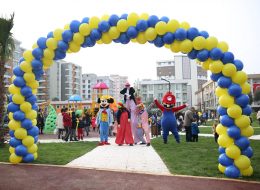 Organizasyonlarda Balon Süsleme ve Çeşitleri kapi taki servisi izmir organizasyon 11 İzmir Organizasyon Organizasyonlarda balon süsleme en çok tercih edilen hizmetlerden biridir. Balon süslemeler birçok organizasyonda kullanılır. Kullanıldıkları her yerde ilgi çekici bir görüntü oluştururlar. Bu süslemelerin aklınıza gelmeyecek birçok çeşidi mevcuttur. Örneğin; yeni bir işletme açacaksınız ve açılış yapmak istiyorsunuz. Aklınıza sadece zincir balon gelmesin. Çok farklı şekillerde süslemeler kullanarak açılışınızı daha ilgi çekici hale getirebilirsiniz. Balon süslemeleri açılış organizasyonu, evlilik teklifi organizasyonu, festival ve şenlik organizasyonu, mağaza promosyon ve kampanya dönemi, doğum günü organizasyonu gibi organizasyonlarınızda tercih edebilirsiniz. Organizasyonun türüne göre balon süslemeleri de değişiklik göstermektedir. Örneğin evlilik teklifi organizasyonlarında uçan balonlar çok sık tercih edilirken, açılış organizasyonlarında kapı takı, papatya balon ve zincir balon süslemeler çoğunlukla tercih edilmektedir. Organizasyonlarda balon süsleme ile ilgili ayrıntılı bilgi almak için İzmir Organizasyon müşteri temsilcimize ulaşabilir ya da balonsusleme.com.tr adresimizi ziyaret edebilirsiniz. Organizasyonlarda Balon Süsleme ve Çeşitleri kapi taki servisi izmir organizasyon 11 İzmir Organizasyon