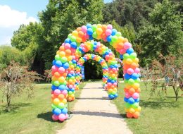 Organizasyonlarda Balon Süsleme ve Çeşitleri kapi taki servisi izmir organizasyon İzmir Organizasyon Organizasyonlarda balon süsleme en çok tercih edilen hizmetlerden biridir. Balon süslemeler birçok organizasyonda kullanılır. Kullanıldıkları her yerde ilgi çekici bir görüntü oluştururlar. Bu süslemelerin aklınıza gelmeyecek birçok çeşidi mevcuttur. Örneğin; yeni bir işletme açacaksınız ve açılış yapmak istiyorsunuz. Aklınıza sadece zincir balon gelmesin. Çok farklı şekillerde süslemeler kullanarak açılışınızı daha ilgi çekici hale getirebilirsiniz. Balon süslemeleri açılış organizasyonu, evlilik teklifi organizasyonu, festival ve şenlik organizasyonu, mağaza promosyon ve kampanya dönemi, doğum günü organizasyonu gibi organizasyonlarınızda tercih edebilirsiniz. Organizasyonun türüne göre balon süslemeleri de değişiklik göstermektedir. Örneğin evlilik teklifi organizasyonlarında uçan balonlar çok sık tercih edilirken, açılış organizasyonlarında kapı takı, papatya balon ve zincir balon süslemeler çoğunlukla tercih edilmektedir. Organizasyonlarda balon süsleme ile ilgili ayrıntılı bilgi almak için İzmir Organizasyon müşteri temsilcimize ulaşabilir ya da balonsusleme.com.tr adresimizi ziyaret edebilirsiniz. Doğum Günü Organizasyonu Kapı Takı Servisi İzmir Organizasyon