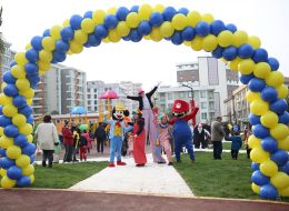 Organizasyonlarda Balon Süsleme ve Çeşitleri kapi taki servisi izmir organizasyon 4 İzmir Organizasyon Organizasyonlarda balon süsleme en çok tercih edilen hizmetlerden biridir. Balon süslemeler birçok organizasyonda kullanılır. Kullanıldıkları her yerde ilgi çekici bir görüntü oluştururlar. Bu süslemelerin aklınıza gelmeyecek birçok çeşidi mevcuttur. Örneğin; yeni bir işletme açacaksınız ve açılış yapmak istiyorsunuz. Aklınıza sadece zincir balon gelmesin. Çok farklı şekillerde süslemeler kullanarak açılışınızı daha ilgi çekici hale getirebilirsiniz. Balon süslemeleri açılış organizasyonu, evlilik teklifi organizasyonu, festival ve şenlik organizasyonu, mağaza promosyon ve kampanya dönemi, doğum günü organizasyonu gibi organizasyonlarınızda tercih edebilirsiniz. Organizasyonun türüne göre balon süslemeleri de değişiklik göstermektedir. Örneğin evlilik teklifi organizasyonlarında uçan balonlar çok sık tercih edilirken, açılış organizasyonlarında kapı takı, papatya balon ve zincir balon süslemeler çoğunlukla tercih edilmektedir. Organizasyonlarda balon süsleme ile ilgili ayrıntılı bilgi almak için İzmir Organizasyon müşteri temsilcimize ulaşabilir ya da balonsusleme.com.tr adresimizi ziyaret edebilirsiniz. Açılış Organizasyonu Kapı Takı Hizmeti İzmir Organizasyon