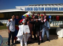 Karikatürist - Karikatür Çizimi karikatürist karikatur cizimi izmir organizasyon kaligraf 1 İzmir Organizasyon Karikatürist ve karikatür çizimi İzmir Organizasyon firmamızın profesyonel ekibi tarafından hazırlanmaktadır. Nasrettin Hoca misali insanları hem güldüren hem de düşündüren çizimlerdir karikatür çizimleri. İzmir Organizasyonun yetenekli ve deneyimli karikatüristleri ile açılış organizasyonu, sünnet organizasyonu, doğum günü organizasyonu, şenlik organizasyonu, ramazan etkinlikleri gibi farklı organizasyonların vazgeçilmezi haline gelmiştir. Kişinin kendine farklı bir pencereden bakmasına olanak sağlayan karikatür çizimleri aynı zamanda organizasyon bitiminde yanınızda kalacak en anlamlı hatıralar olacaktır. Her yaştan insana hitap edebilen karikatür çizimleri ile organizasyonun türüne göre farklı konseptler belirleyebilirsiniz. Örneğin doğum günü partinizin davetiyesini karikatür ve kaligrafi kullanarak ilgi çekici hale getirebiliriz. Ya da açılış organizasyonuna gelen kişilerin, sizin logonuzun basılı olduğu özel kağıtlara karikatürlerini çizerek hem eskimeyen bir hatıra kalırken hem de reklamınızı yapabiliriz. Açılış organizasyonlarında ise gelen konukların hatta yoldan geçen insanların bile dikkatini çekerek, açılış organizasyonunu amacına uygun olarak daha da hareketli hale getirebilirsiniz. Karikatürist kalem ve kağıdını alarak organizasyonun yapılacağı alanda masasına oturarak ya da özel şövalesinin başına geçerek, her yaştan insana hitap edebilmektedir. İnsanları göze hoş görünen mizahi bir şekilde çizerek hem çevredekilerin dikkatini çeker hem de organizasyona gelen kişiler için hoş bir hatıra olarak çizim hediye edilir. Sünnet Organizasyonu Karikatürist Kiralama