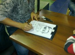 Karikatürist - Karikatür Çizimi karikatürist karikatur cizimi izmir organizasyon kaligraf 5 İzmir Organizasyon Karikatürist ve karikatür çizimi İzmir Organizasyon firmamızın profesyonel ekibi tarafından hazırlanmaktadır. Nasrettin Hoca misali insanları hem güldüren hem de düşündüren çizimlerdir karikatür çizimleri. İzmir Organizasyonun yetenekli ve deneyimli karikatüristleri ile açılış organizasyonu, sünnet organizasyonu, doğum günü organizasyonu, şenlik organizasyonu, ramazan etkinlikleri gibi farklı organizasyonların vazgeçilmezi haline gelmiştir. Kişinin kendine farklı bir pencereden bakmasına olanak sağlayan karikatür çizimleri aynı zamanda organizasyon bitiminde yanınızda kalacak en anlamlı hatıralar olacaktır. Her yaştan insana hitap edebilen karikatür çizimleri ile organizasyonun türüne göre farklı konseptler belirleyebilirsiniz. Örneğin doğum günü partinizin davetiyesini karikatür ve kaligrafi kullanarak ilgi çekici hale getirebiliriz. Ya da açılış organizasyonuna gelen kişilerin, sizin logonuzun basılı olduğu özel kağıtlara karikatürlerini çizerek hem eskimeyen bir hatıra kalırken hem de reklamınızı yapabiliriz. Açılış organizasyonlarında ise gelen konukların hatta yoldan geçen insanların bile dikkatini çekerek, açılış organizasyonunu amacına uygun olarak daha da hareketli hale getirebilirsiniz. Karikatürist kalem ve kağıdını alarak organizasyonun yapılacağı alanda masasına oturarak ya da özel şövalesinin başına geçerek, her yaştan insana hitap edebilmektedir. İnsanları göze hoş görünen mizahi bir şekilde çizerek hem çevredekilerin dikkatini çeker hem de organizasyona gelen kişiler için hoş bir hatıra olarak çizim hediye edilir. Mizahi Karikatür Çizimleri İzmir