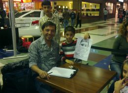 Karikatürist - Karikatür Çizimi karikatürist karikatur cizimi izmir organizasyon kaligraf 6 İzmir Organizasyon Karikatürist ve karikatür çizimi İzmir Organizasyon firmamızın profesyonel ekibi tarafından hazırlanmaktadır. Nasrettin Hoca misali insanları hem güldüren hem de düşündüren çizimlerdir karikatür çizimleri. İzmir Organizasyonun yetenekli ve deneyimli karikatüristleri ile açılış organizasyonu, sünnet organizasyonu, doğum günü organizasyonu, şenlik organizasyonu, ramazan etkinlikleri gibi farklı organizasyonların vazgeçilmezi haline gelmiştir. Kişinin kendine farklı bir pencereden bakmasına olanak sağlayan karikatür çizimleri aynı zamanda organizasyon bitiminde yanınızda kalacak en anlamlı hatıralar olacaktır. Her yaştan insana hitap edebilen karikatür çizimleri ile organizasyonun türüne göre farklı konseptler belirleyebilirsiniz. Örneğin doğum günü partinizin davetiyesini karikatür ve kaligrafi kullanarak ilgi çekici hale getirebiliriz. Ya da açılış organizasyonuna gelen kişilerin, sizin logonuzun basılı olduğu özel kağıtlara karikatürlerini çizerek hem eskimeyen bir hatıra kalırken hem de reklamınızı yapabiliriz. Açılış organizasyonlarında ise gelen konukların hatta yoldan geçen insanların bile dikkatini çekerek, açılış organizasyonunu amacına uygun olarak daha da hareketli hale getirebilirsiniz. Karikatürist kalem ve kağıdını alarak organizasyonun yapılacağı alanda masasına oturarak ya da özel şövalesinin başına geçerek, her yaştan insana hitap edebilmektedir. İnsanları göze hoş görünen mizahi bir şekilde çizerek hem çevredekilerin dikkatini çeker hem de organizasyona gelen kişiler için hoş bir hatıra olarak çizim hediye edilir. Avm Etkinlikleri Karikatürist Temini