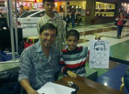 Karikatürist - Karikatür Çizimi karikatürist karikatur cizimi izmir organizasyon kaligraf 7 İzmir Organizasyon Karikatürist ve karikatür çizimi İzmir Organizasyon firmamızın profesyonel ekibi tarafından hazırlanmaktadır. Nasrettin Hoca misali insanları hem güldüren hem de düşündüren çizimlerdir karikatür çizimleri. İzmir Organizasyonun yetenekli ve deneyimli karikatüristleri ile açılış organizasyonu, sünnet organizasyonu, doğum günü organizasyonu, şenlik organizasyonu, ramazan etkinlikleri gibi farklı organizasyonların vazgeçilmezi haline gelmiştir. Kişinin kendine farklı bir pencereden bakmasına olanak sağlayan karikatür çizimleri aynı zamanda organizasyon bitiminde yanınızda kalacak en anlamlı hatıralar olacaktır. Her yaştan insana hitap edebilen karikatür çizimleri ile organizasyonun türüne göre farklı konseptler belirleyebilirsiniz. Örneğin doğum günü partinizin davetiyesini karikatür ve kaligrafi kullanarak ilgi çekici hale getirebiliriz. Ya da açılış organizasyonuna gelen kişilerin, sizin logonuzun basılı olduğu özel kağıtlara karikatürlerini çizerek hem eskimeyen bir hatıra kalırken hem de reklamınızı yapabiliriz. Açılış organizasyonlarında ise gelen konukların hatta yoldan geçen insanların bile dikkatini çekerek, açılış organizasyonunu amacına uygun olarak daha da hareketli hale getirebilirsiniz. Karikatürist kalem ve kağıdını alarak organizasyonun yapılacağı alanda masasına oturarak ya da özel şövalesinin başına geçerek, her yaştan insana hitap edebilmektedir. İnsanları göze hoş görünen mizahi bir şekilde çizerek hem çevredekilerin dikkatini çeker hem de organizasyona gelen kişiler için hoş bir hatıra olarak çizim hediye edilir. Karikatürist Temini ve Karikatür Çizimi İzmir