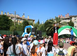Karşıyaka Okul Şenliği Organizasyonu karsiyaka okul senligi organizasyonu 1 İzmir Organizasyon Karşıyaka okul şenliği organizasyonu ile İzmir Organizasyon şirketimiz, Şehit Astsubay Hilmi Öz İlkokulunda eğlenceli bir güne imza attı. Yıllardır festival ve şenlik organizasyonu, piknik organizasyonu, doğum günü organizasyonu ve organizasyon sektörünün inceliklerini öğrenmiş, deneyimli ve profesyonel ekibiyle İzmir başta olmak üzere, Ege Bölgesi ve Türkiye'nin tüm noktalarına ulaşan İzmir Organizasyon firmamız bir kez daha unutulmayacak anlar yaşattı. Okulda gerçekleştirmeyi planladıkları şenlik organizasyonu için İzmir Organizasyon şirketimize ulaşan okul aile birliği üyeleri ile yüz yüze yaptığımız görüşmelerde çocukların yaş aralıklarını, kaç katılımcı olacağını ve mekanı keşfettik. Buna istinaden de görüşmelerimiz bir süre devam etti. Okulun bahçesinde düzenlemeyi planladığımız şenlik organizasyonu için, çocukların keyifle oynayacakları şişme oyun parkurları, doyası eğlenecekleri ve dans edecekleri animasyon ekibi, nostaljik satıcılar standları ve ekipmanlarımızla hizmet verecektik. Uzun süren görüşmelerin ardından yapılacak organizasyonun detaylarını belirleyerek çalışmalarımıza başladık. Karşıyaka okul şenliği organizasyonu için organizasyon gününden önce şişme oyun parkurlarımızın kontrollerini tamamladık. Animasyon ekibimizi belirledik ve ekipmanlarımızın hazırlıklarını yaptık. İzmir Şenlik Organizasyonu