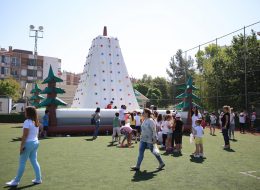 Karşıyaka Okul Şenliği Organizasyonu karsiyaka okul senligi organizasyonu 11 İzmir Organizasyon Karşıyaka okul şenliği organizasyonu ile İzmir Organizasyon şirketimiz, Şehit Astsubay Hilmi Öz İlkokulunda eğlenceli bir güne imza attı. Yıllardır festival ve şenlik organizasyonu, piknik organizasyonu, doğum günü organizasyonu ve organizasyon sektörünün inceliklerini öğrenmiş, deneyimli ve profesyonel ekibiyle İzmir başta olmak üzere, Ege Bölgesi ve Türkiye'nin tüm noktalarına ulaşan İzmir Organizasyon firmamız bir kez daha unutulmayacak anlar yaşattı. Okulda gerçekleştirmeyi planladıkları şenlik organizasyonu için İzmir Organizasyon şirketimize ulaşan okul aile birliği üyeleri ile yüz yüze yaptığımız görüşmelerde çocukların yaş aralıklarını, kaç katılımcı olacağını ve mekanı keşfettik. Buna istinaden de görüşmelerimiz bir süre devam etti. Okulun bahçesinde düzenlemeyi planladığımız şenlik organizasyonu için, çocukların keyifle oynayacakları şişme oyun parkurları, doyası eğlenecekleri ve dans edecekleri animasyon ekibi, nostaljik satıcılar standları ve ekipmanlarımızla hizmet verecektik. Uzun süren görüşmelerin ardından yapılacak organizasyonun detaylarını belirleyerek çalışmalarımıza başladık. Karşıyaka okul şenliği organizasyonu için organizasyon gününden önce şişme oyun parkurlarımızın kontrollerini tamamladık. Animasyon ekibimizi belirledik ve ekipmanlarımızın hazırlıklarını yaptık. İzmir Şişme Çocuk Oyuncakları Kiralama