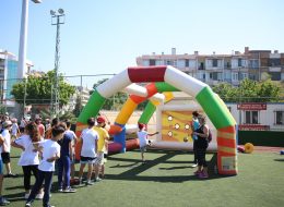 Karşıyaka Okul Şenliği Organizasyonu karsiyaka okul senligi organizasyonu 12 İzmir Organizasyon Karşıyaka okul şenliği organizasyonu ile İzmir Organizasyon şirketimiz, Şehit Astsubay Hilmi Öz İlkokulunda eğlenceli bir güne imza attı. Yıllardır festival ve şenlik organizasyonu, piknik organizasyonu, doğum günü organizasyonu ve organizasyon sektörünün inceliklerini öğrenmiş, deneyimli ve profesyonel ekibiyle İzmir başta olmak üzere, Ege Bölgesi ve Türkiye'nin tüm noktalarına ulaşan İzmir Organizasyon firmamız bir kez daha unutulmayacak anlar yaşattı. Okulda gerçekleştirmeyi planladıkları şenlik organizasyonu için İzmir Organizasyon şirketimize ulaşan okul aile birliği üyeleri ile yüz yüze yaptığımız görüşmelerde çocukların yaş aralıklarını, kaç katılımcı olacağını ve mekanı keşfettik. Buna istinaden de görüşmelerimiz bir süre devam etti. Okulun bahçesinde düzenlemeyi planladığımız şenlik organizasyonu için, çocukların keyifle oynayacakları şişme oyun parkurları, doyası eğlenecekleri ve dans edecekleri animasyon ekibi, nostaljik satıcılar standları ve ekipmanlarımızla hizmet verecektik. Uzun süren görüşmelerin ardından yapılacak organizasyonun detaylarını belirleyerek çalışmalarımıza başladık. Karşıyaka okul şenliği organizasyonu için organizasyon gününden önce şişme oyun parkurlarımızın kontrollerini tamamladık. Animasyon ekibimizi belirledik ve ekipmanlarımızın hazırlıklarını yaptık. Şişme Oyuncak Kiralama