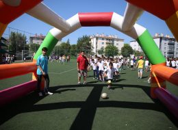 Karşıyaka Okul Şenliği Organizasyonu karsiyaka okul senligi organizasyonu 13 İzmir Organizasyon Karşıyaka okul şenliği organizasyonu ile İzmir Organizasyon şirketimiz, Şehit Astsubay Hilmi Öz İlkokulunda eğlenceli bir güne imza attı. Yıllardır festival ve şenlik organizasyonu, piknik organizasyonu, doğum günü organizasyonu ve organizasyon sektörünün inceliklerini öğrenmiş, deneyimli ve profesyonel ekibiyle İzmir başta olmak üzere, Ege Bölgesi ve Türkiye'nin tüm noktalarına ulaşan İzmir Organizasyon firmamız bir kez daha unutulmayacak anlar yaşattı. Okulda gerçekleştirmeyi planladıkları şenlik organizasyonu için İzmir Organizasyon şirketimize ulaşan okul aile birliği üyeleri ile yüz yüze yaptığımız görüşmelerde çocukların yaş aralıklarını, kaç katılımcı olacağını ve mekanı keşfettik. Buna istinaden de görüşmelerimiz bir süre devam etti. Okulun bahçesinde düzenlemeyi planladığımız şenlik organizasyonu için, çocukların keyifle oynayacakları şişme oyun parkurları, doyası eğlenecekleri ve dans edecekleri animasyon ekibi, nostaljik satıcılar standları ve ekipmanlarımızla hizmet verecektik. Uzun süren görüşmelerin ardından yapılacak organizasyonun detaylarını belirleyerek çalışmalarımıza başladık. Karşıyaka okul şenliği organizasyonu için organizasyon gününden önce şişme oyun parkurlarımızın kontrollerini tamamladık. Animasyon ekibimizi belirledik ve ekipmanlarımızın hazırlıklarını yaptık. Şişme Oyuncak Kiralama