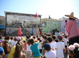 Karşıyaka Okul Şenliği Organizasyonu karsiyaka okul senligi organizasyonu 2 İzmir Organizasyon Karşıyaka okul şenliği organizasyonu ile İzmir Organizasyon şirketimiz, Şehit Astsubay Hilmi Öz İlkokulunda eğlenceli bir güne imza attı. Yıllardır festival ve şenlik organizasyonu, piknik organizasyonu, doğum günü organizasyonu ve organizasyon sektörünün inceliklerini öğrenmiş, deneyimli ve profesyonel ekibiyle İzmir başta olmak üzere, Ege Bölgesi ve Türkiye'nin tüm noktalarına ulaşan İzmir Organizasyon firmamız bir kez daha unutulmayacak anlar yaşattı. Okulda gerçekleştirmeyi planladıkları şenlik organizasyonu için İzmir Organizasyon şirketimize ulaşan okul aile birliği üyeleri ile yüz yüze yaptığımız görüşmelerde çocukların yaş aralıklarını, kaç katılımcı olacağını ve mekanı keşfettik. Buna istinaden de görüşmelerimiz bir süre devam etti. Okulun bahçesinde düzenlemeyi planladığımız şenlik organizasyonu için, çocukların keyifle oynayacakları şişme oyun parkurları, doyası eğlenecekleri ve dans edecekleri animasyon ekibi, nostaljik satıcılar standları ve ekipmanlarımızla hizmet verecektik. Uzun süren görüşmelerin ardından yapılacak organizasyonun detaylarını belirleyerek çalışmalarımıza başladık. Karşıyaka okul şenliği organizasyonu için organizasyon gününden önce şişme oyun parkurlarımızın kontrollerini tamamladık. Animasyon ekibimizi belirledik ve ekipmanlarımızın hazırlıklarını yaptık. İzmir Kostümlü Karakter Kiralama