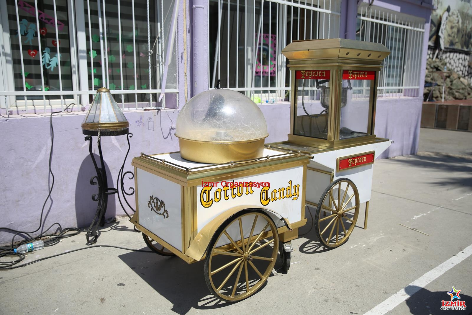 Patlamış Mısırcı - Popcorn Arabası Kiralama karsiyaka okul senligi organizasyonu 21 İzmir Organizasyon Etkinlik alanınızı o meşhur, davetkar mısır kokusuyla sarın! Nostaljik görünümlü kırmızı arabasında, misafirlerinizin gözü önünde sıcak sıcak patlatılan ve özel kutularında servis edilen Patlamış Mısır (Popcorn) kiralama hizmeti. Kostümlü personelimiz, sınırsız üretim kapasitemiz ve hijyenik sunumumuzla; açılışlardan okul şenliklerine, sinema gecelerinden doğum günlerine kadar her organizasyona lezzet katıyoruz. İzmir Pamuk Şekerci