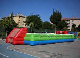 Karşıyaka Okul Şenliği Organizasyonu karsiyaka okul senligi organizasyonu İzmir Organizasyon Karşıyaka okul şenliği organizasyonu ile İzmir Organizasyon şirketimiz, Şehit Astsubay Hilmi Öz İlkokulunda eğlenceli bir güne imza attı. Yıllardır festival ve şenlik organizasyonu, piknik organizasyonu, doğum günü organizasyonu ve organizasyon sektörünün inceliklerini öğrenmiş, deneyimli ve profesyonel ekibiyle İzmir başta olmak üzere, Ege Bölgesi ve Türkiye'nin tüm noktalarına ulaşan İzmir Organizasyon firmamız bir kez daha unutulmayacak anlar yaşattı. Okulda gerçekleştirmeyi planladıkları şenlik organizasyonu için İzmir Organizasyon şirketimize ulaşan okul aile birliği üyeleri ile yüz yüze yaptığımız görüşmelerde çocukların yaş aralıklarını, kaç katılımcı olacağını ve mekanı keşfettik. Buna istinaden de görüşmelerimiz bir süre devam etti. Okulun bahçesinde düzenlemeyi planladığımız şenlik organizasyonu için, çocukların keyifle oynayacakları şişme oyun parkurları, doyası eğlenecekleri ve dans edecekleri animasyon ekibi, nostaljik satıcılar standları ve ekipmanlarımızla hizmet verecektik. Uzun süren görüşmelerin ardından yapılacak organizasyonun detaylarını belirleyerek çalışmalarımıza başladık. Karşıyaka okul şenliği organizasyonu için organizasyon gününden önce şişme oyun parkurlarımızın kontrollerini tamamladık. Animasyon ekibimizi belirledik ve ekipmanlarımızın hazırlıklarını yaptık. İzmir Şişme Oyun Parkuru Kiralama