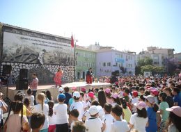 Karşıyaka Okul Şenliği Organizasyonu karsiyaka okul senligi organizasyonu 3 İzmir Organizasyon Karşıyaka okul şenliği organizasyonu ile İzmir Organizasyon şirketimiz, Şehit Astsubay Hilmi Öz İlkokulunda eğlenceli bir güne imza attı. Yıllardır festival ve şenlik organizasyonu, piknik organizasyonu, doğum günü organizasyonu ve organizasyon sektörünün inceliklerini öğrenmiş, deneyimli ve profesyonel ekibiyle İzmir başta olmak üzere, Ege Bölgesi ve Türkiye'nin tüm noktalarına ulaşan İzmir Organizasyon firmamız bir kez daha unutulmayacak anlar yaşattı. Okulda gerçekleştirmeyi planladıkları şenlik organizasyonu için İzmir Organizasyon şirketimize ulaşan okul aile birliği üyeleri ile yüz yüze yaptığımız görüşmelerde çocukların yaş aralıklarını, kaç katılımcı olacağını ve mekanı keşfettik. Buna istinaden de görüşmelerimiz bir süre devam etti. Okulun bahçesinde düzenlemeyi planladığımız şenlik organizasyonu için, çocukların keyifle oynayacakları şişme oyun parkurları, doyası eğlenecekleri ve dans edecekleri animasyon ekibi, nostaljik satıcılar standları ve ekipmanlarımızla hizmet verecektik. Uzun süren görüşmelerin ardından yapılacak organizasyonun detaylarını belirleyerek çalışmalarımıza başladık. Karşıyaka okul şenliği organizasyonu için organizasyon gününden önce şişme oyun parkurlarımızın kontrollerini tamamladık. Animasyon ekibimizi belirledik ve ekipmanlarımızın hazırlıklarını yaptık. Kostümlü Karakter Kiralama