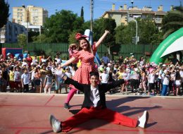 Karşıyaka Okul Şenliği Organizasyonu karsiyaka okul senligi organizasyonu 4 İzmir Organizasyon Karşıyaka okul şenliği organizasyonu ile İzmir Organizasyon şirketimiz, Şehit Astsubay Hilmi Öz İlkokulunda eğlenceli bir güne imza attı. Yıllardır festival ve şenlik organizasyonu, piknik organizasyonu, doğum günü organizasyonu ve organizasyon sektörünün inceliklerini öğrenmiş, deneyimli ve profesyonel ekibiyle İzmir başta olmak üzere, Ege Bölgesi ve Türkiye'nin tüm noktalarına ulaşan İzmir Organizasyon firmamız bir kez daha unutulmayacak anlar yaşattı. Okulda gerçekleştirmeyi planladıkları şenlik organizasyonu için İzmir Organizasyon şirketimize ulaşan okul aile birliği üyeleri ile yüz yüze yaptığımız görüşmelerde çocukların yaş aralıklarını, kaç katılımcı olacağını ve mekanı keşfettik. Buna istinaden de görüşmelerimiz bir süre devam etti. Okulun bahçesinde düzenlemeyi planladığımız şenlik organizasyonu için, çocukların keyifle oynayacakları şişme oyun parkurları, doyası eğlenecekleri ve dans edecekleri animasyon ekibi, nostaljik satıcılar standları ve ekipmanlarımızla hizmet verecektik. Uzun süren görüşmelerin ardından yapılacak organizasyonun detaylarını belirleyerek çalışmalarımıza başladık. Karşıyaka okul şenliği organizasyonu için organizasyon gününden önce şişme oyun parkurlarımızın kontrollerini tamamladık. Animasyon ekibimizi belirledik ve ekipmanlarımızın hazırlıklarını yaptık. Animasyon Ekibi Kiralama