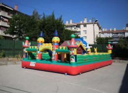 Karşıyaka Okul Şenliği Organizasyonu karsiyaka okul senligi organizasyonu 5 İzmir Organizasyon Karşıyaka okul şenliği organizasyonu ile İzmir Organizasyon şirketimiz, Şehit Astsubay Hilmi Öz İlkokulunda eğlenceli bir güne imza attı. Yıllardır festival ve şenlik organizasyonu, piknik organizasyonu, doğum günü organizasyonu ve organizasyon sektörünün inceliklerini öğrenmiş, deneyimli ve profesyonel ekibiyle İzmir başta olmak üzere, Ege Bölgesi ve Türkiye'nin tüm noktalarına ulaşan İzmir Organizasyon firmamız bir kez daha unutulmayacak anlar yaşattı. Okulda gerçekleştirmeyi planladıkları şenlik organizasyonu için İzmir Organizasyon şirketimize ulaşan okul aile birliği üyeleri ile yüz yüze yaptığımız görüşmelerde çocukların yaş aralıklarını, kaç katılımcı olacağını ve mekanı keşfettik. Buna istinaden de görüşmelerimiz bir süre devam etti. Okulun bahçesinde düzenlemeyi planladığımız şenlik organizasyonu için, çocukların keyifle oynayacakları şişme oyun parkurları, doyası eğlenecekleri ve dans edecekleri animasyon ekibi, nostaljik satıcılar standları ve ekipmanlarımızla hizmet verecektik. Uzun süren görüşmelerin ardından yapılacak organizasyonun detaylarını belirleyerek çalışmalarımıza başladık. Karşıyaka okul şenliği organizasyonu için organizasyon gününden önce şişme oyun parkurlarımızın kontrollerini tamamladık. Animasyon ekibimizi belirledik ve ekipmanlarımızın hazırlıklarını yaptık. İzmir Şişme Oyuncak Kiralama