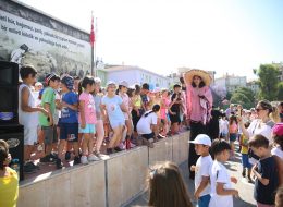 Karşıyaka Okul Şenliği Organizasyonu karsiyaka okul senligi organizasyonu 9 İzmir Organizasyon Karşıyaka okul şenliği organizasyonu ile İzmir Organizasyon şirketimiz, Şehit Astsubay Hilmi Öz İlkokulunda eğlenceli bir güne imza attı. Yıllardır festival ve şenlik organizasyonu, piknik organizasyonu, doğum günü organizasyonu ve organizasyon sektörünün inceliklerini öğrenmiş, deneyimli ve profesyonel ekibiyle İzmir başta olmak üzere, Ege Bölgesi ve Türkiye'nin tüm noktalarına ulaşan İzmir Organizasyon firmamız bir kez daha unutulmayacak anlar yaşattı. Okulda gerçekleştirmeyi planladıkları şenlik organizasyonu için İzmir Organizasyon şirketimize ulaşan okul aile birliği üyeleri ile yüz yüze yaptığımız görüşmelerde çocukların yaş aralıklarını, kaç katılımcı olacağını ve mekanı keşfettik. Buna istinaden de görüşmelerimiz bir süre devam etti. Okulun bahçesinde düzenlemeyi planladığımız şenlik organizasyonu için, çocukların keyifle oynayacakları şişme oyun parkurları, doyası eğlenecekleri ve dans edecekleri animasyon ekibi, nostaljik satıcılar standları ve ekipmanlarımızla hizmet verecektik. Uzun süren görüşmelerin ardından yapılacak organizasyonun detaylarını belirleyerek çalışmalarımıza başladık. Karşıyaka okul şenliği organizasyonu için organizasyon gününden önce şişme oyun parkurlarımızın kontrollerini tamamladık. Animasyon ekibimizi belirledik ve ekipmanlarımızın hazırlıklarını yaptık. Animasyon Ekibi Kiralama