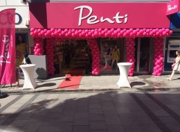 Karşıyaka Penti Açılış Organizasyonu karsiyaka penti acilis organizasyonu 4 İzmir Organizasyon Karşıyaka Penti açılış organizasyonu ile İzmir Organizasyon firmamız Karşıyaka'da ses getiren bir açılış organizasyonu düzenledi. Uzun yıllardır açılış organizasyonu ve organizasyon alanında hizmet veren İzmir Organizasyon İzmir, Ege Bölgesi ve Türkiye'nin dört bir noktasına profesyonel ekibi ile hizmet ulaştırmaktadır. Mağaza, firma, kurum ve işletmelerinizin açılış organizasyonlarında hedef kitlenize yönelik hizmetleri belirliyor ve organizasyonun planlamasından, yönetimine kadar tüm ihtiyaçlarınıza cevap veriyoruz. Uzun yıllardır çalışmaya devam ettiğimiz Penti mağazasının yeni açılacak şubesi için Penti mağazasının tedarikçisi Nevin Hanım İzmir Organizasyon firmamıza ulaştı. Haziran ayında yeni bir şubenin faaliyete geçeceğini söyleyerek nelere ihtiyacı olduğunu belirtti ve organizasyonun daha dikkat çekici olması için neler yapılabileceğini sordu organizasyon sorumlumuza. Açılış organizasyonu için temin edebileceğimiz birçok hizmet vardı. Tümünü mail üzerinden kendisine ilettik. Nevin Hanım, Penti Bölge müdürü ile görüşmelerini yaparak Karşıyaka Penti açılış organizasyonu na dair hangi hizmetleri istediğini liste halinde ulaştırdı organizasyon sorumlumuza ve sonrasında ise mükemmel bir organizasyon gerçekleştirmek için hazırlıklarımıza başladık. Zincir Balon Süsleme ve Dikme Balon Süslemeleri İzmir