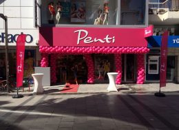 Karşıyaka Penti Açılış Organizasyonu karsiyaka penti acilis organizasyonu 5 İzmir Organizasyon Karşıyaka Penti açılış organizasyonu ile İzmir Organizasyon firmamız Karşıyaka'da ses getiren bir açılış organizasyonu düzenledi. Uzun yıllardır açılış organizasyonu ve organizasyon alanında hizmet veren İzmir Organizasyon İzmir, Ege Bölgesi ve Türkiye'nin dört bir noktasına profesyonel ekibi ile hizmet ulaştırmaktadır. Mağaza, firma, kurum ve işletmelerinizin açılış organizasyonlarında hedef kitlenize yönelik hizmetleri belirliyor ve organizasyonun planlamasından, yönetimine kadar tüm ihtiyaçlarınıza cevap veriyoruz. Uzun yıllardır çalışmaya devam ettiğimiz Penti mağazasının yeni açılacak şubesi için Penti mağazasının tedarikçisi Nevin Hanım İzmir Organizasyon firmamıza ulaştı. Haziran ayında yeni bir şubenin faaliyete geçeceğini söyleyerek nelere ihtiyacı olduğunu belirtti ve organizasyonun daha dikkat çekici olması için neler yapılabileceğini sordu organizasyon sorumlumuza. Açılış organizasyonu için temin edebileceğimiz birçok hizmet vardı. Tümünü mail üzerinden kendisine ilettik. Nevin Hanım, Penti Bölge müdürü ile görüşmelerini yaparak Karşıyaka Penti açılış organizasyonu na dair hangi hizmetleri istediğini liste halinde ulaştırdı organizasyon sorumlumuza ve sonrasında ise mükemmel bir organizasyon gerçekleştirmek için hazırlıklarımıza başladık. Dikme Balon Süsleme ve Bistro Masa Kiralama İzmir